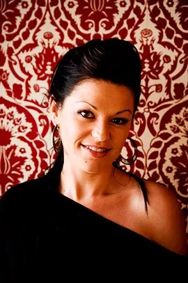 Amanda Frost, the hair and makeup artist behind Bellus