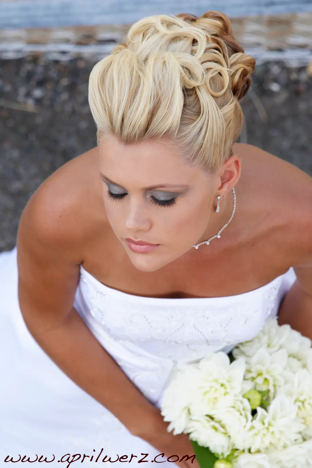 Mobile bridal hair and makeup by Amanda Frost of Bellus on the wedding day
