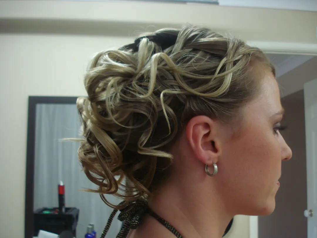 Mobile bridal hair and makeup by Amanda Frost of Bellus in Newcastle for a real bride