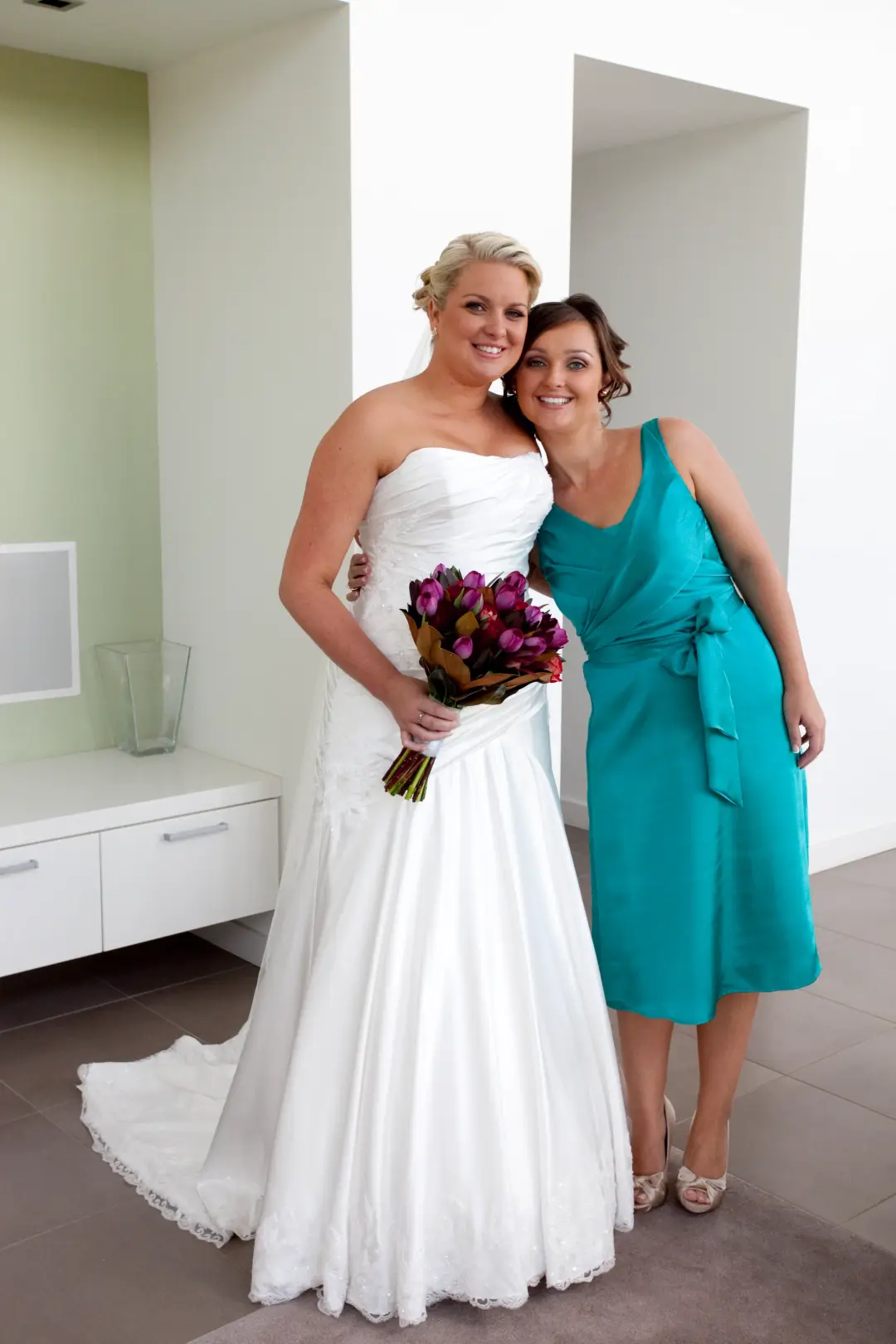 Mobile bridal hair and makeup by Amanda Frost of Bellus at a real wedding